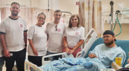 Beit Halochem volunteers visit the wounded in hospital